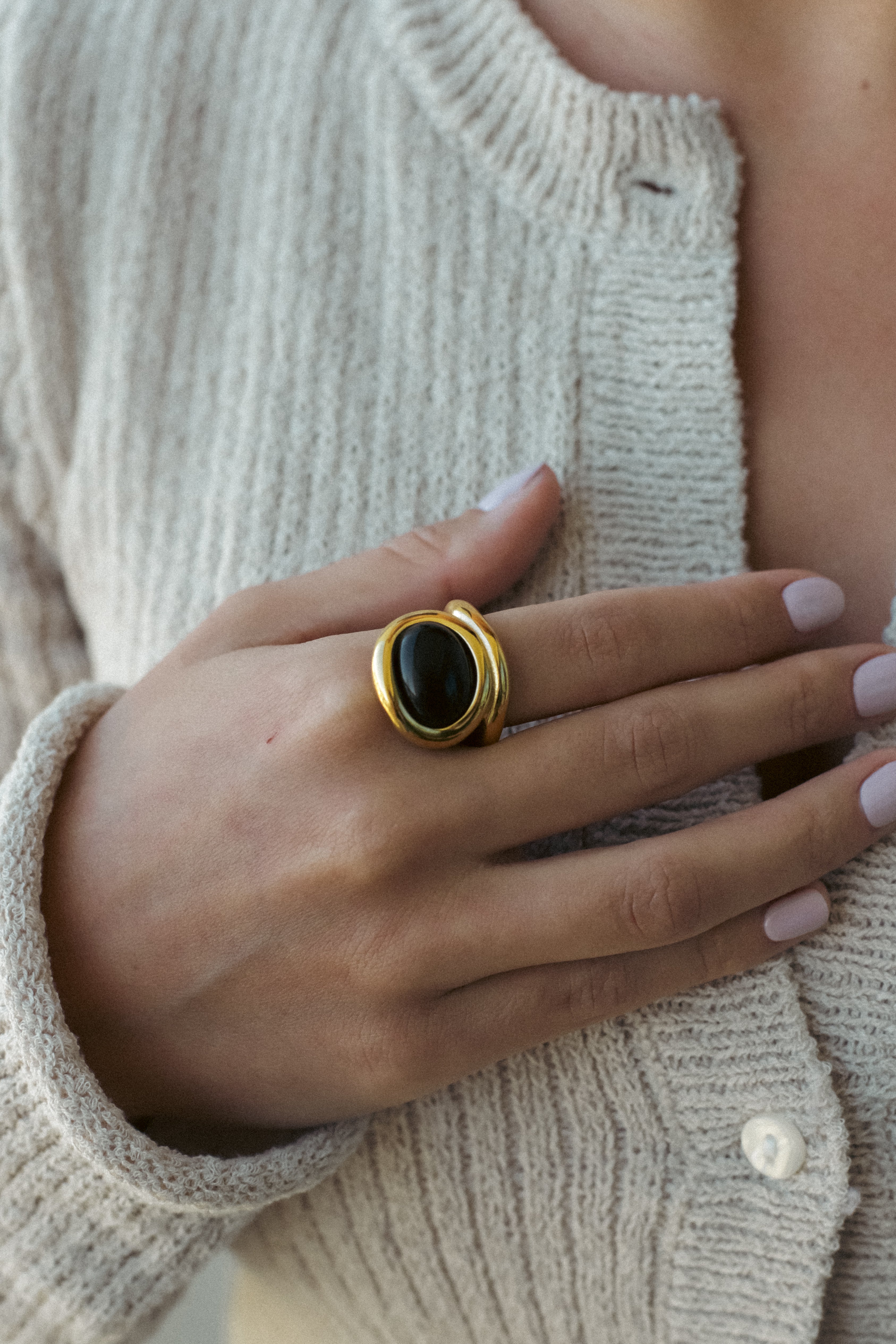 STATEMENT COCKTAIL RING. BLACK