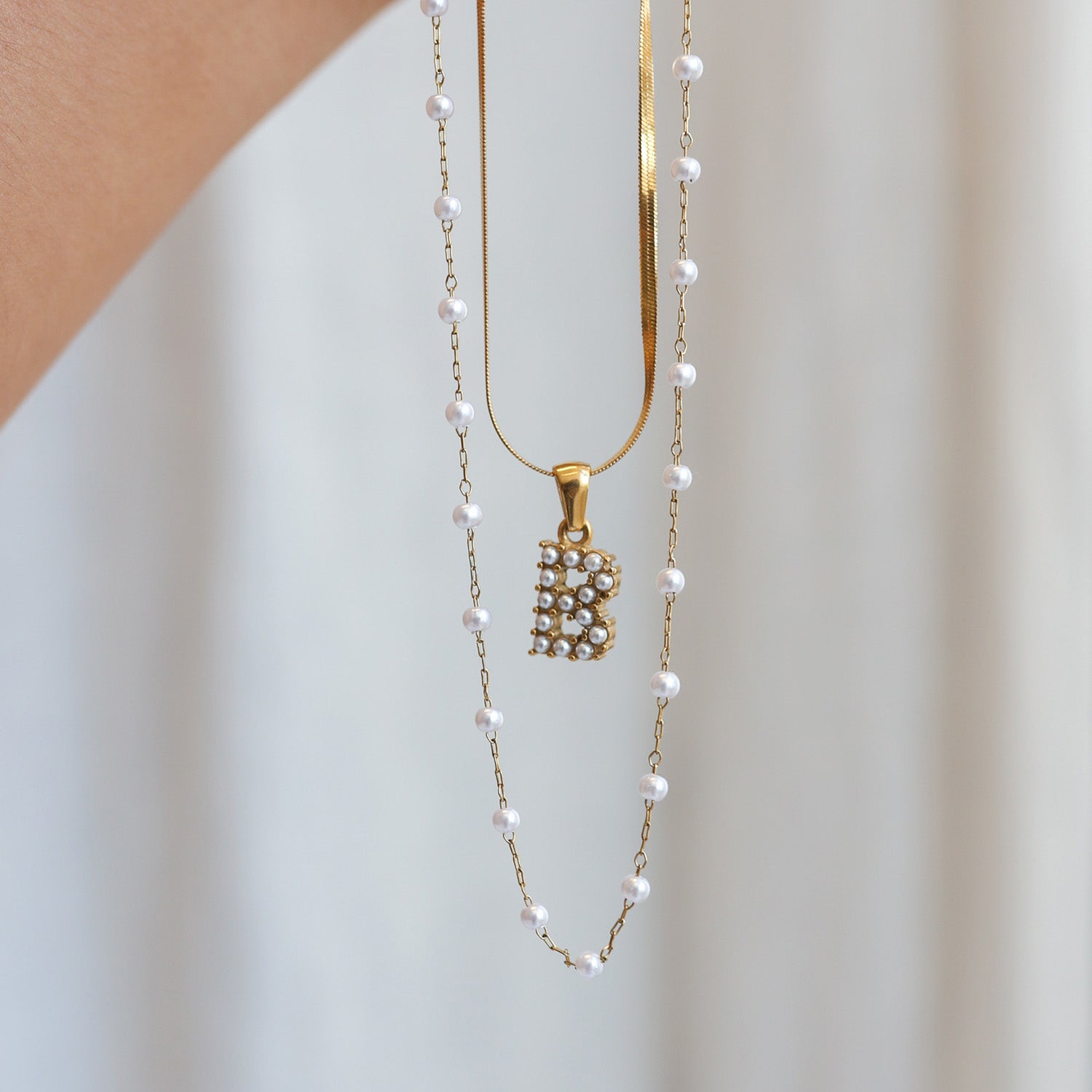 PEARL LETTER PENDANT.