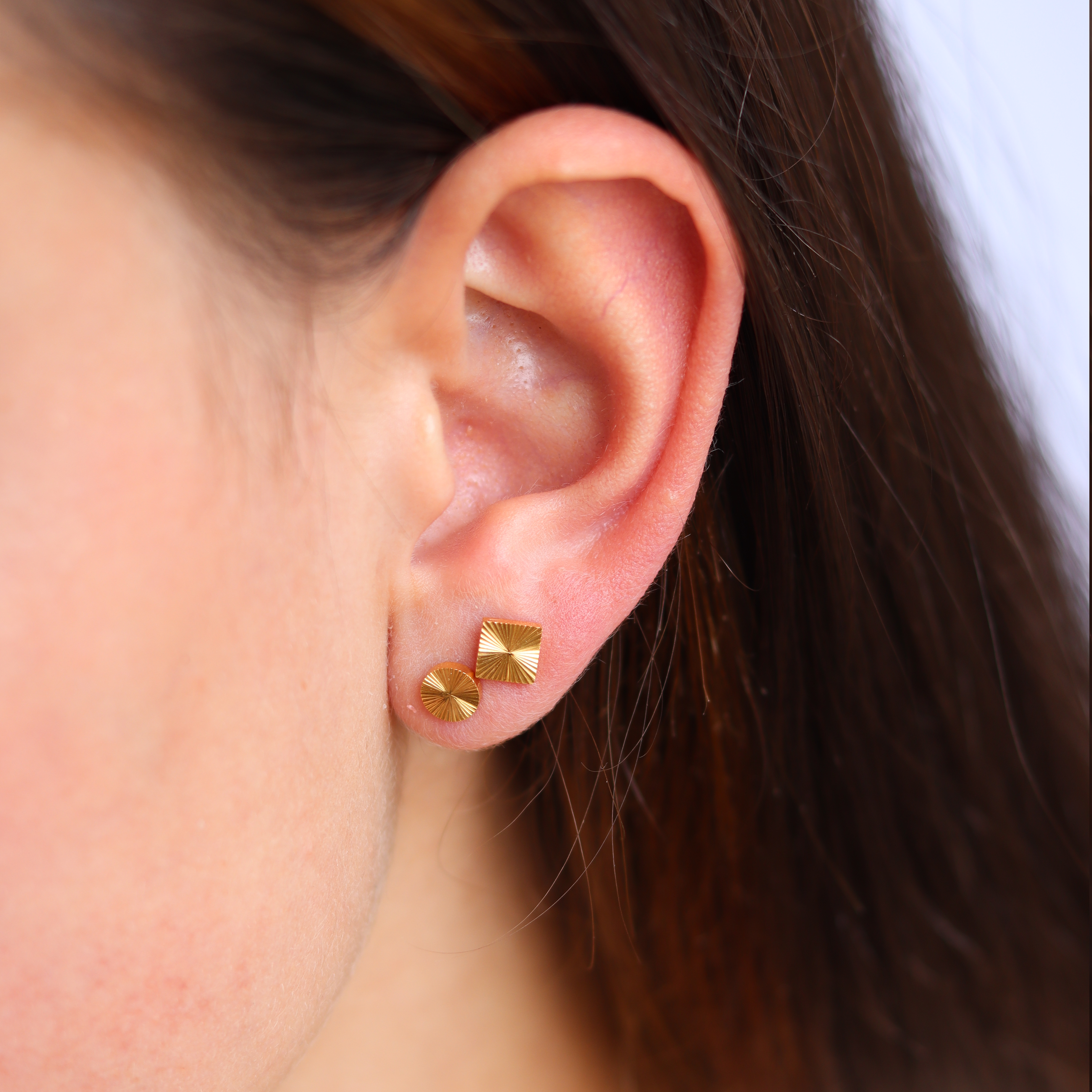 ROUND STUDS.