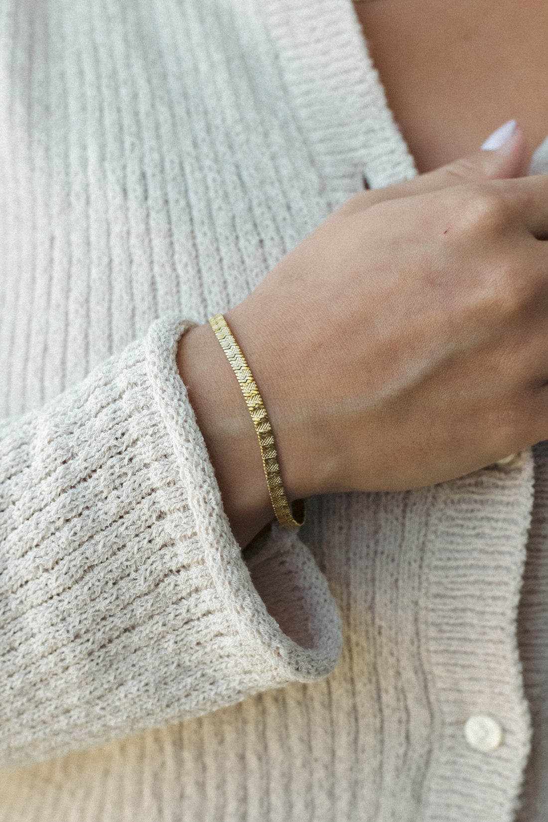 STRIPED FLAT CHAIN BRACELET.