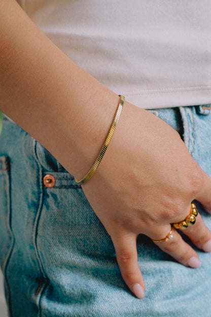 BOLD FLAT CHAIN BRACELET.