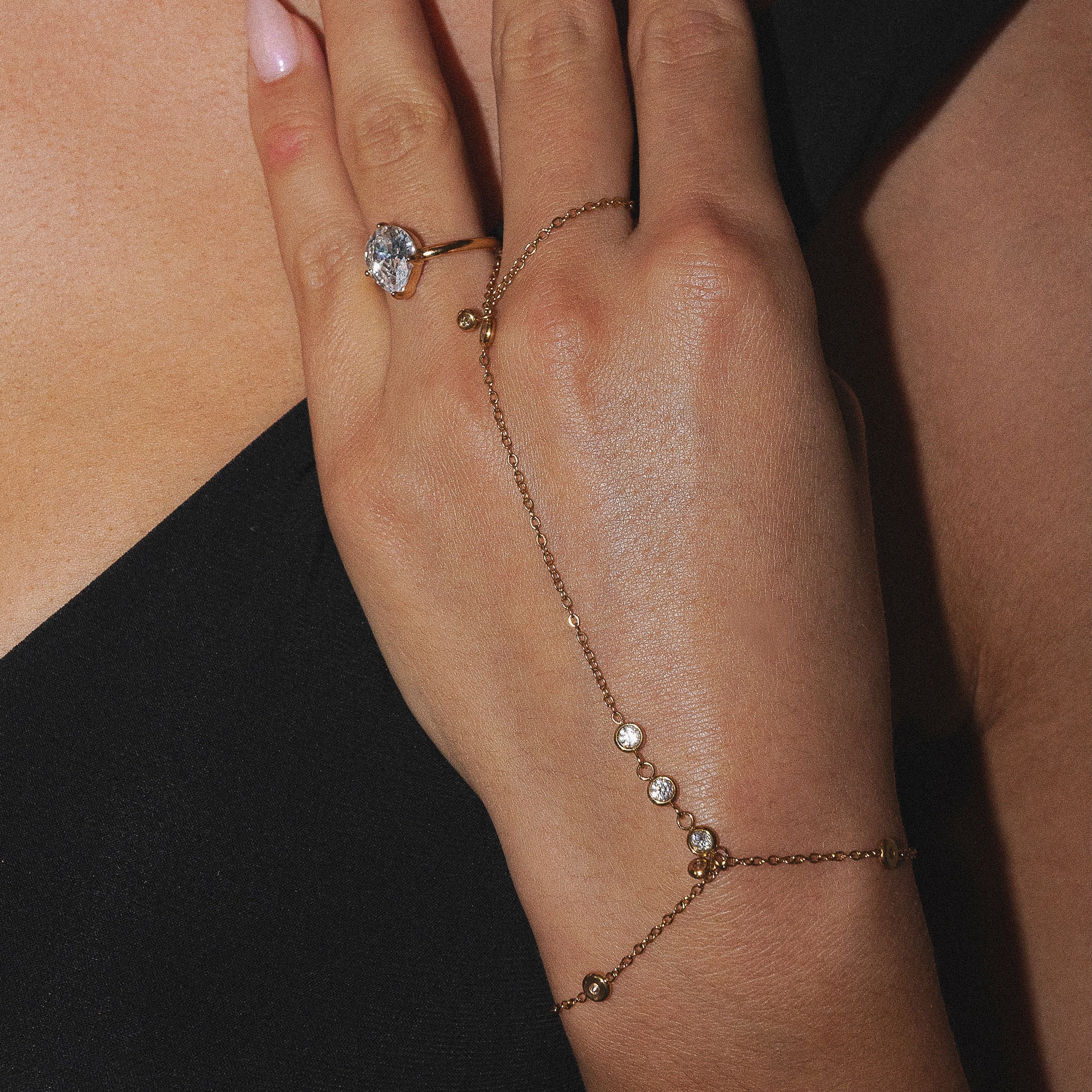 SHIMMER. Hand chain