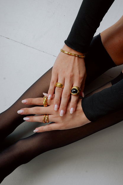 STATEMENT COCKTAIL RING. BLACK