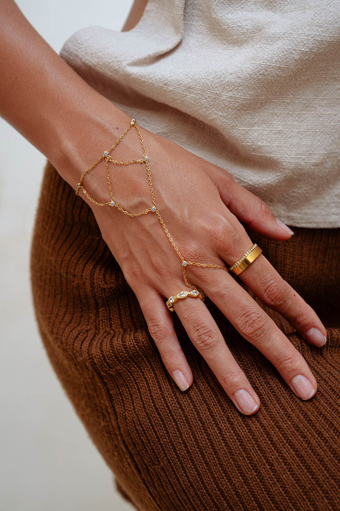 TRIANGLE. Hand chain