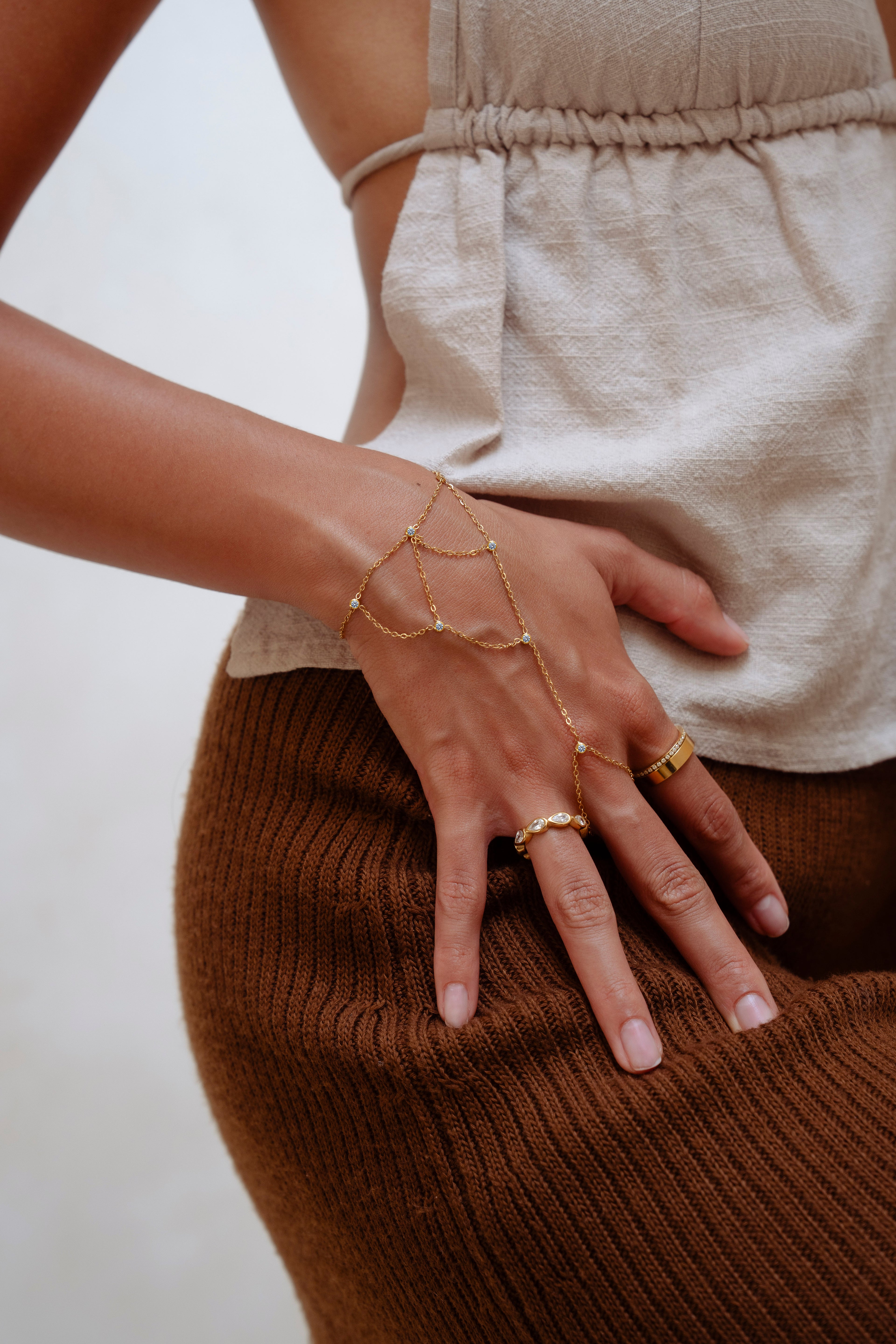 TRIANGLE. Hand chain
